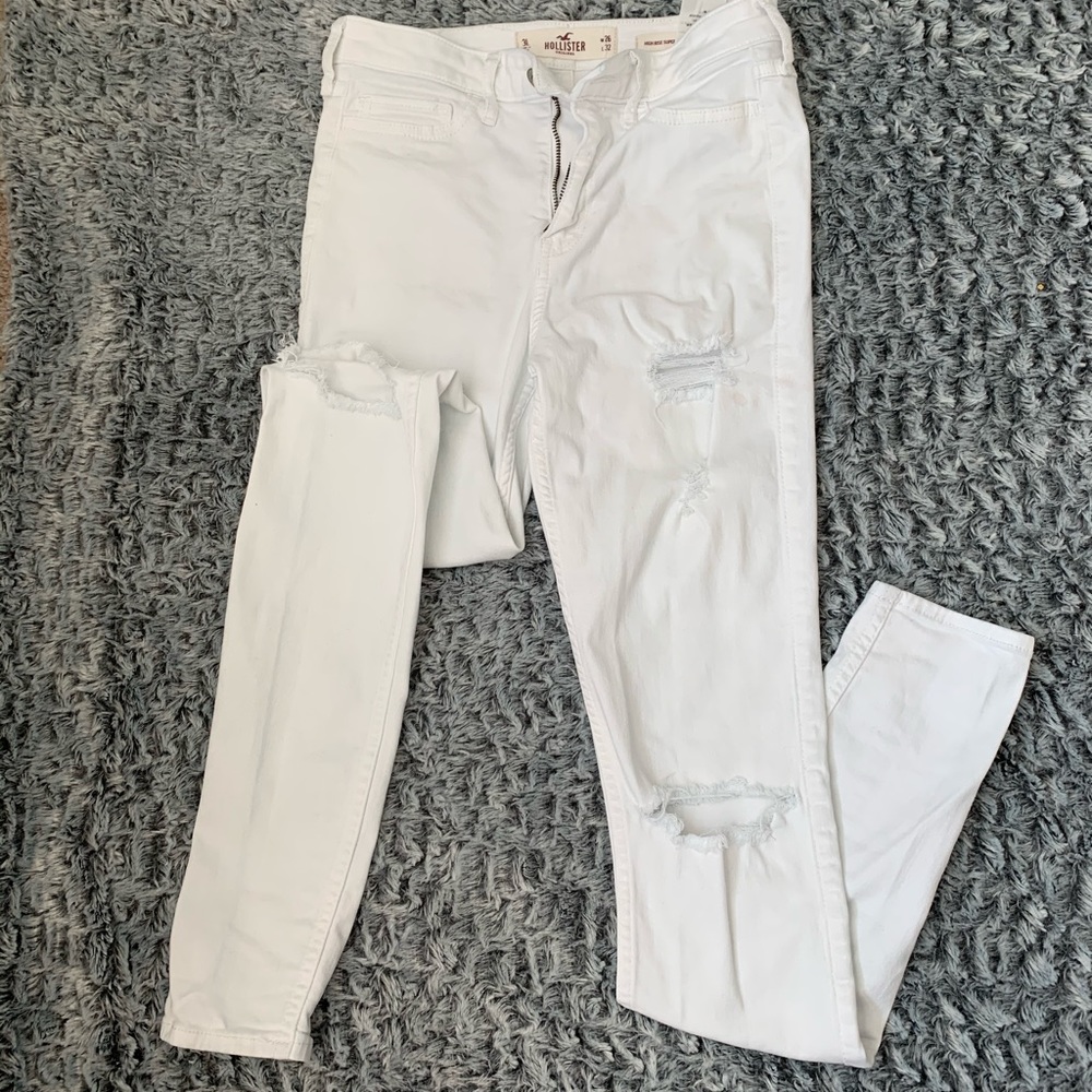 White hollister distressed jeans my loves !! ❤️